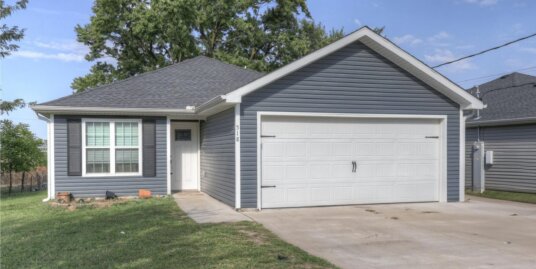 518 S Walnut St, Carterville, MO 64835